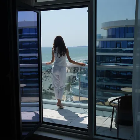 White Titanic Pink Sea View Parking Apartment *
